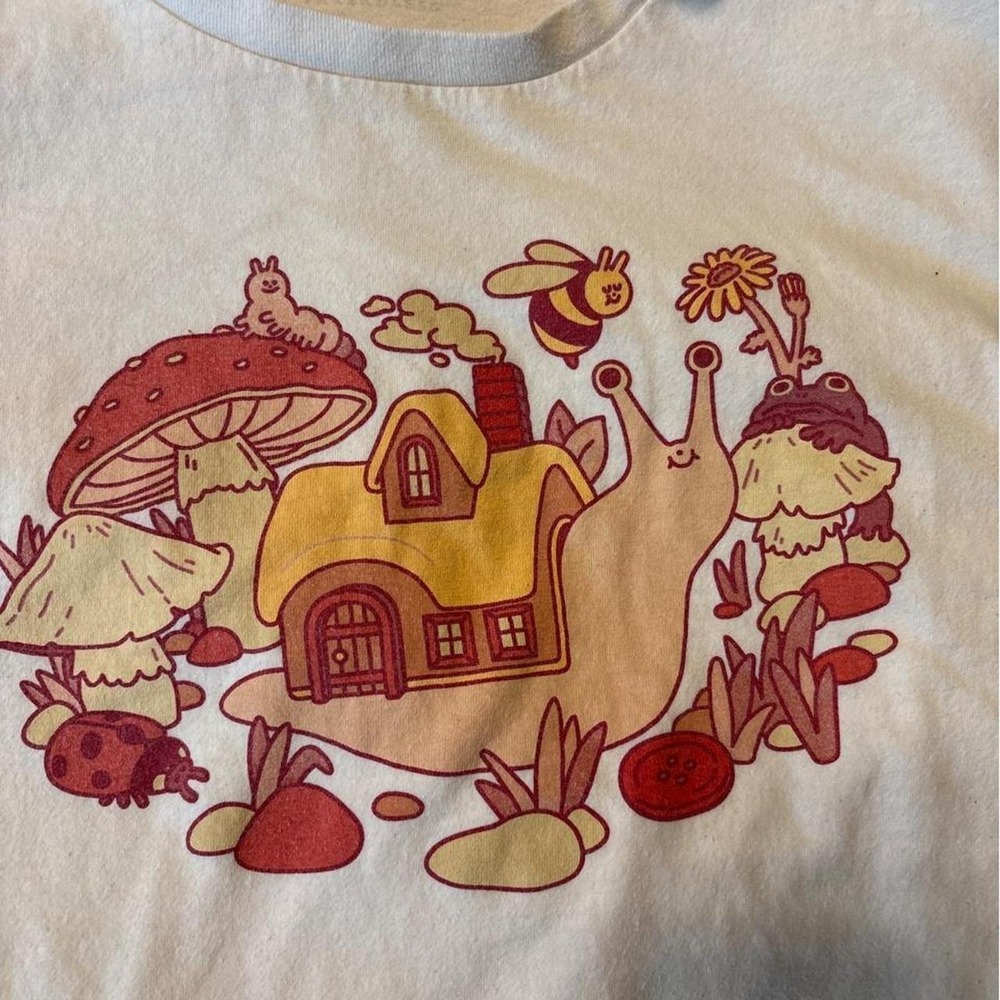 Hot Topic Cottagecore Snail Mushroom House Graphic T-Shirt Cream Mens XL